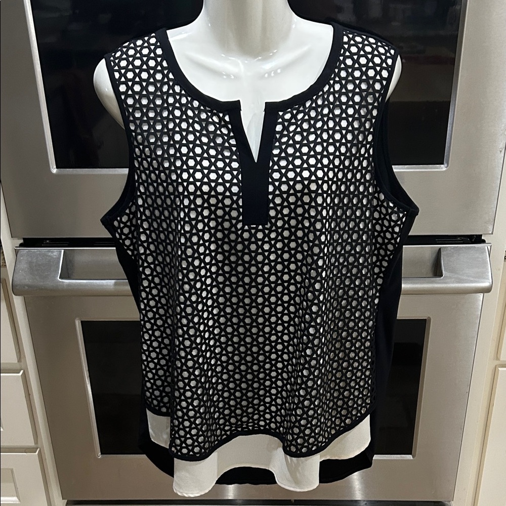 Roz & Ali Black and White Geometric Sleeveless Blouse